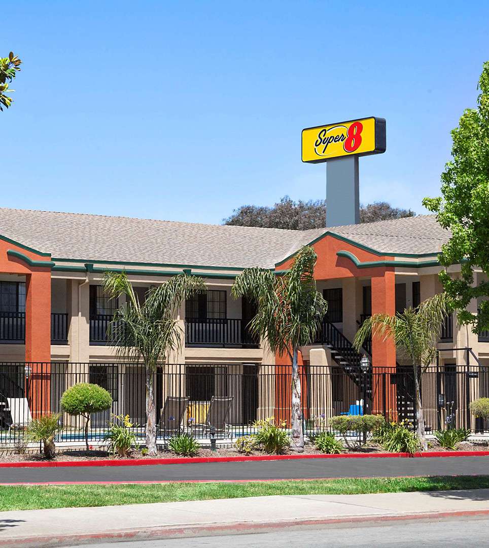 CHOOSE STYLISH AND MODERN ACCOMMODATIONS STAY AFFORDABLY IN THE HEART OF SALINAS, CA