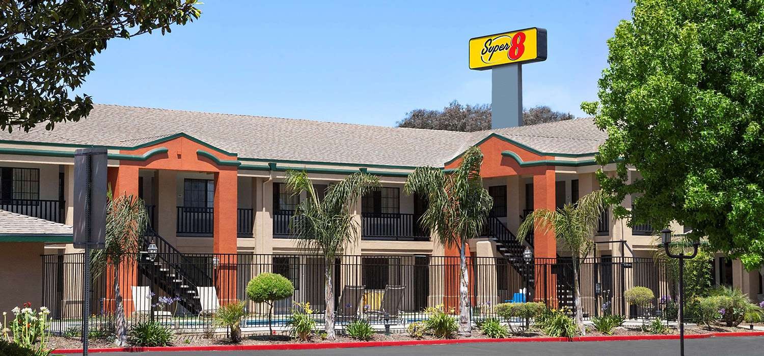 CHOOSE STYLISH AND MODERN ACCOMMODATIONS STAY AFFORDABLY IN THE HEART OF SALINAS, CA